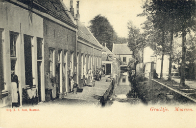 6638 Gezicht op het Grachtje te Maarssen uit het westen, met links een rij arbeiderswoningen.N.B. Later is de ...